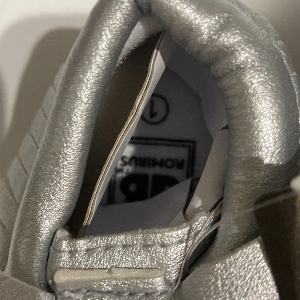 Romirus baby shoes Baby Moccasins bows and fringe NWT silver 0-6 months size 1